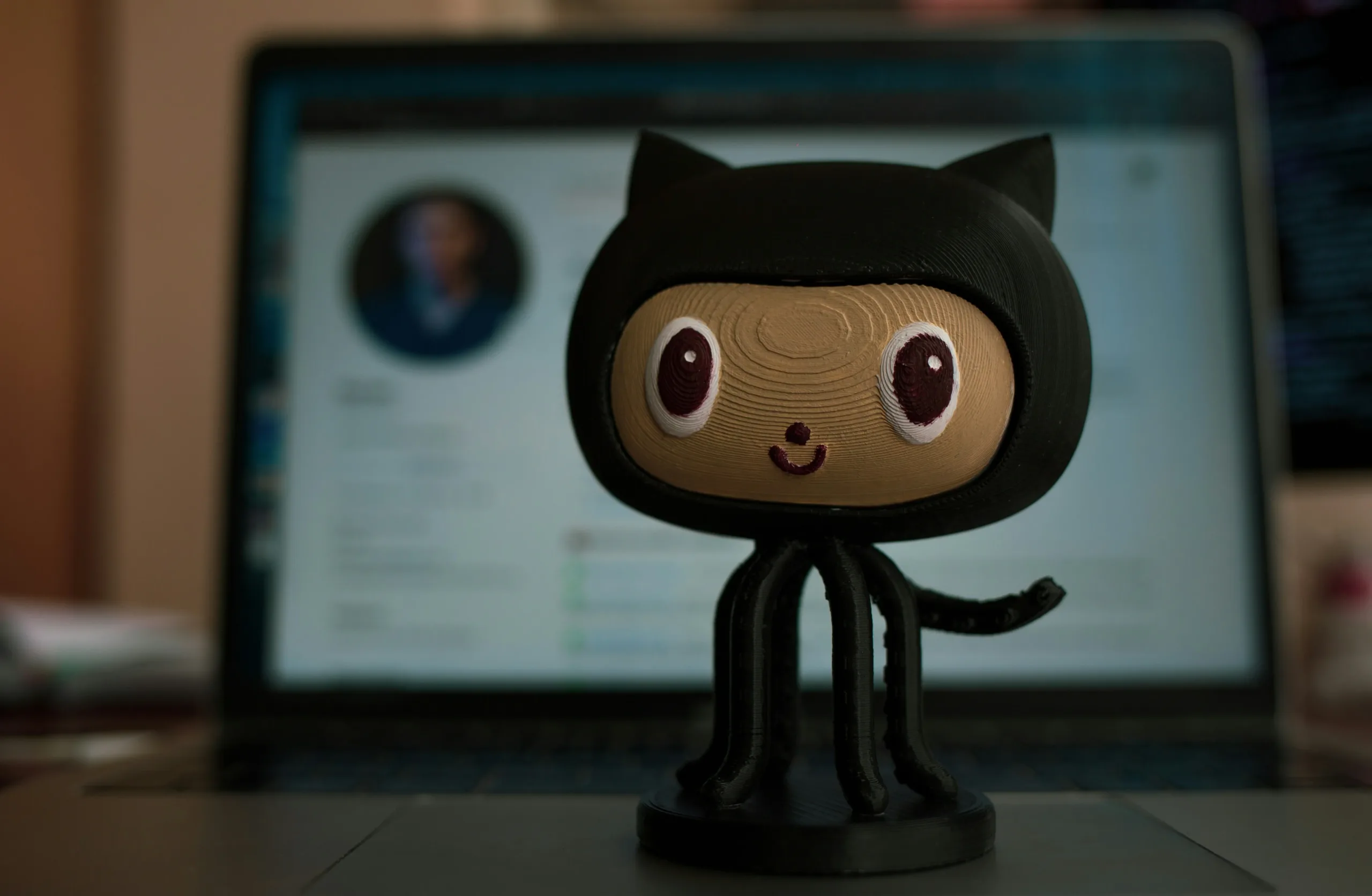 Azure devops vs GitHub, the GitHub mascot in front of a computer screen.